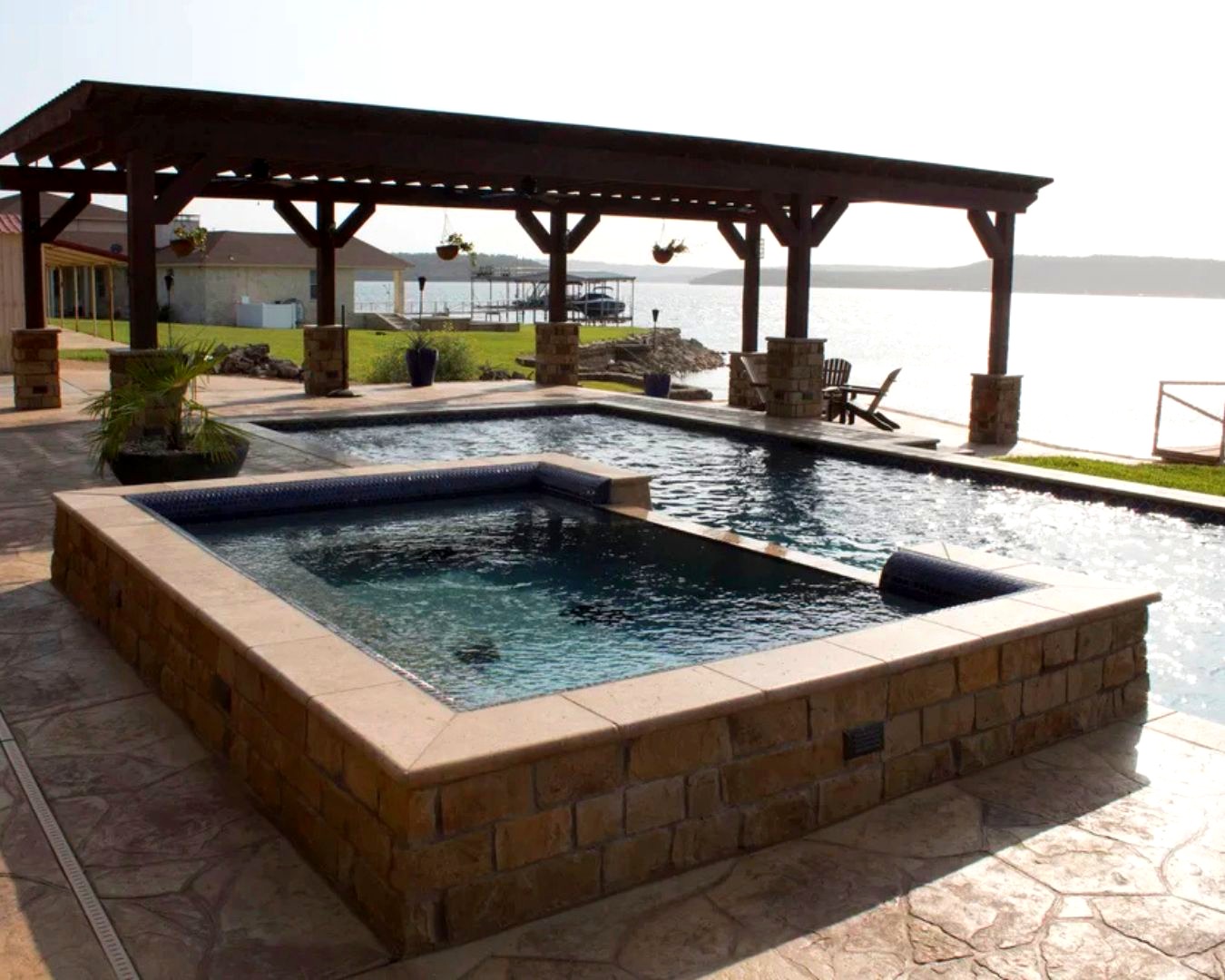 Custom Pools & Spas